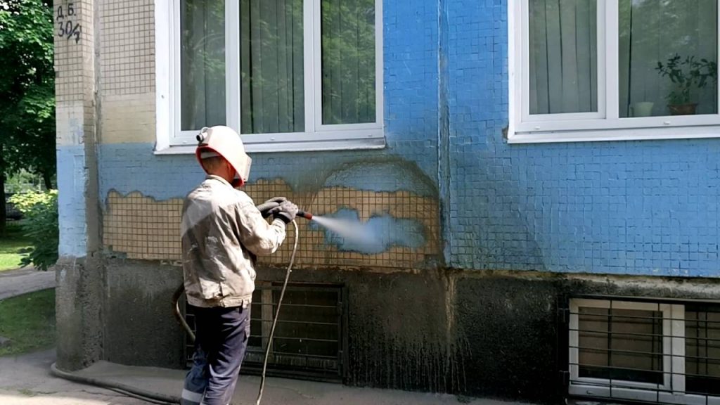 Очистка фасада от старой краски ручным способом